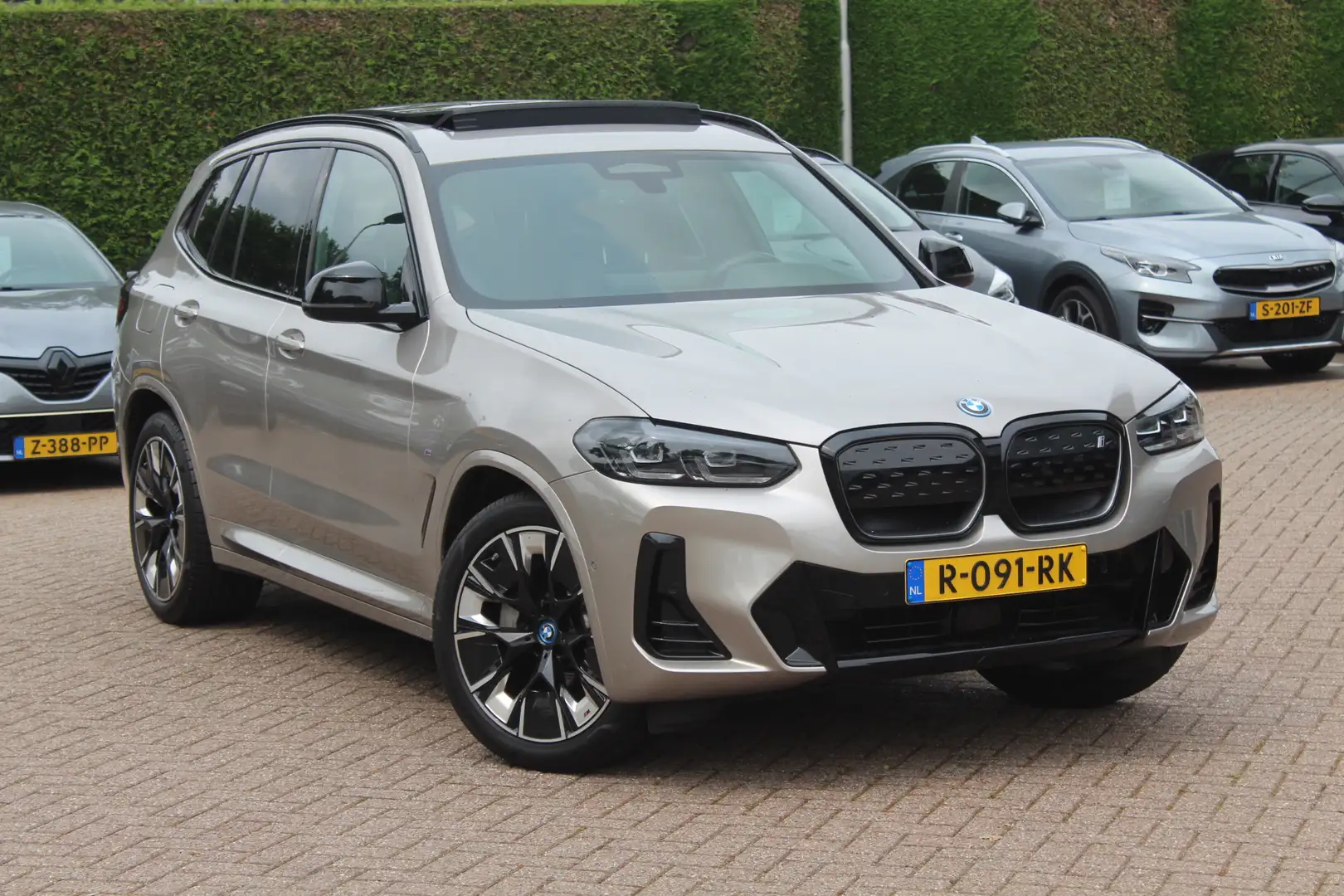 BMW iX3 Exe. M Sport 80 kWh / SoH 99% / Trekhaak / Panoram Grijs - 1