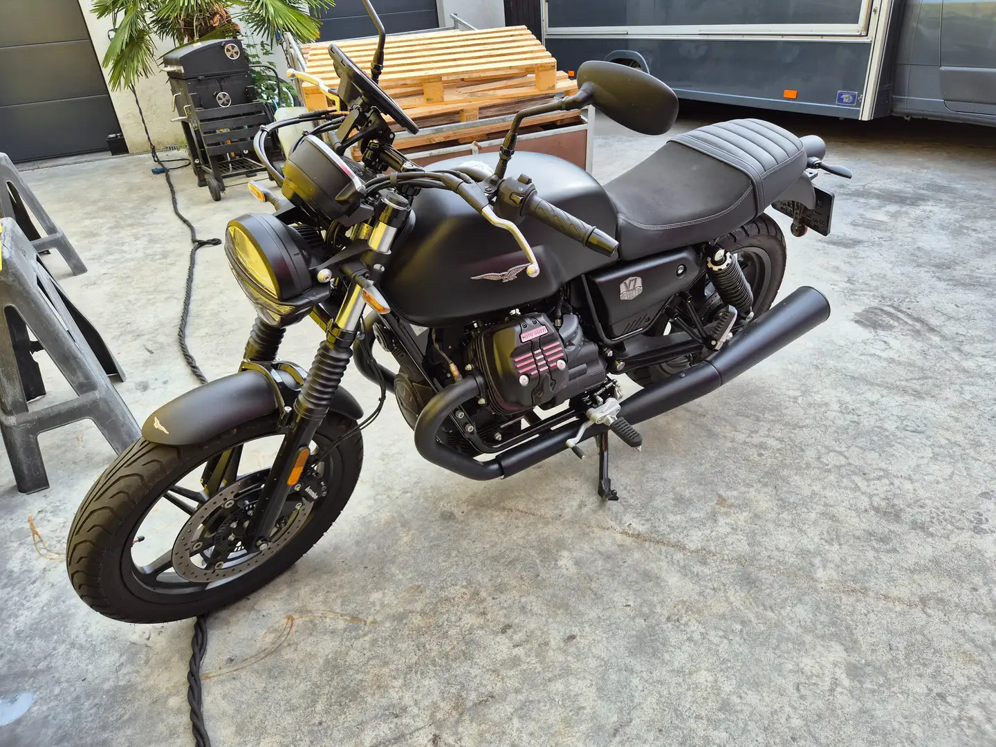 Moto Guzzi V 7 V7Stone Zwart - 2