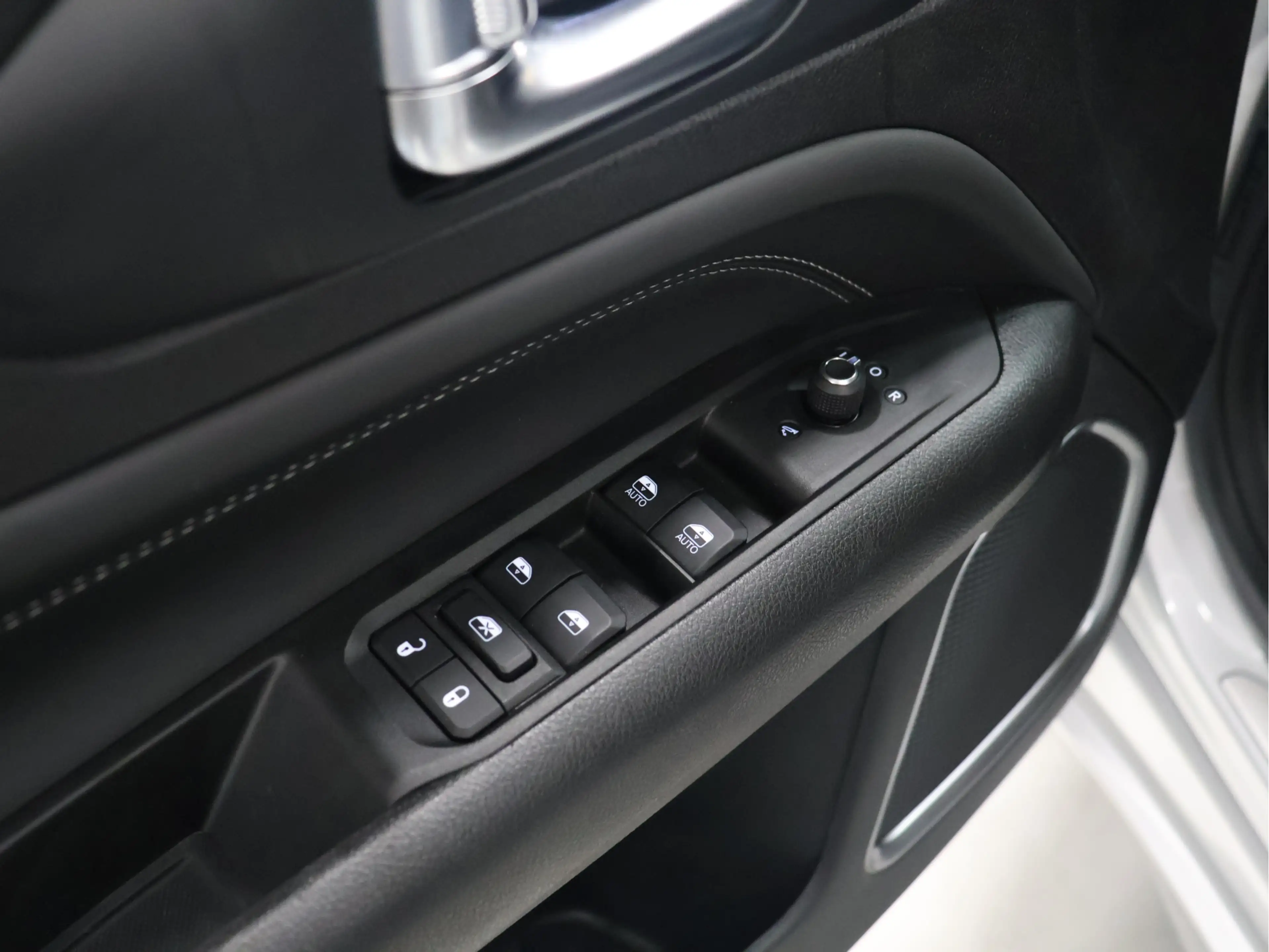 Jeep Compass 4xe 240 Plug-in Hybrid Electric S 4WD [APPLE CARPL — photo 9