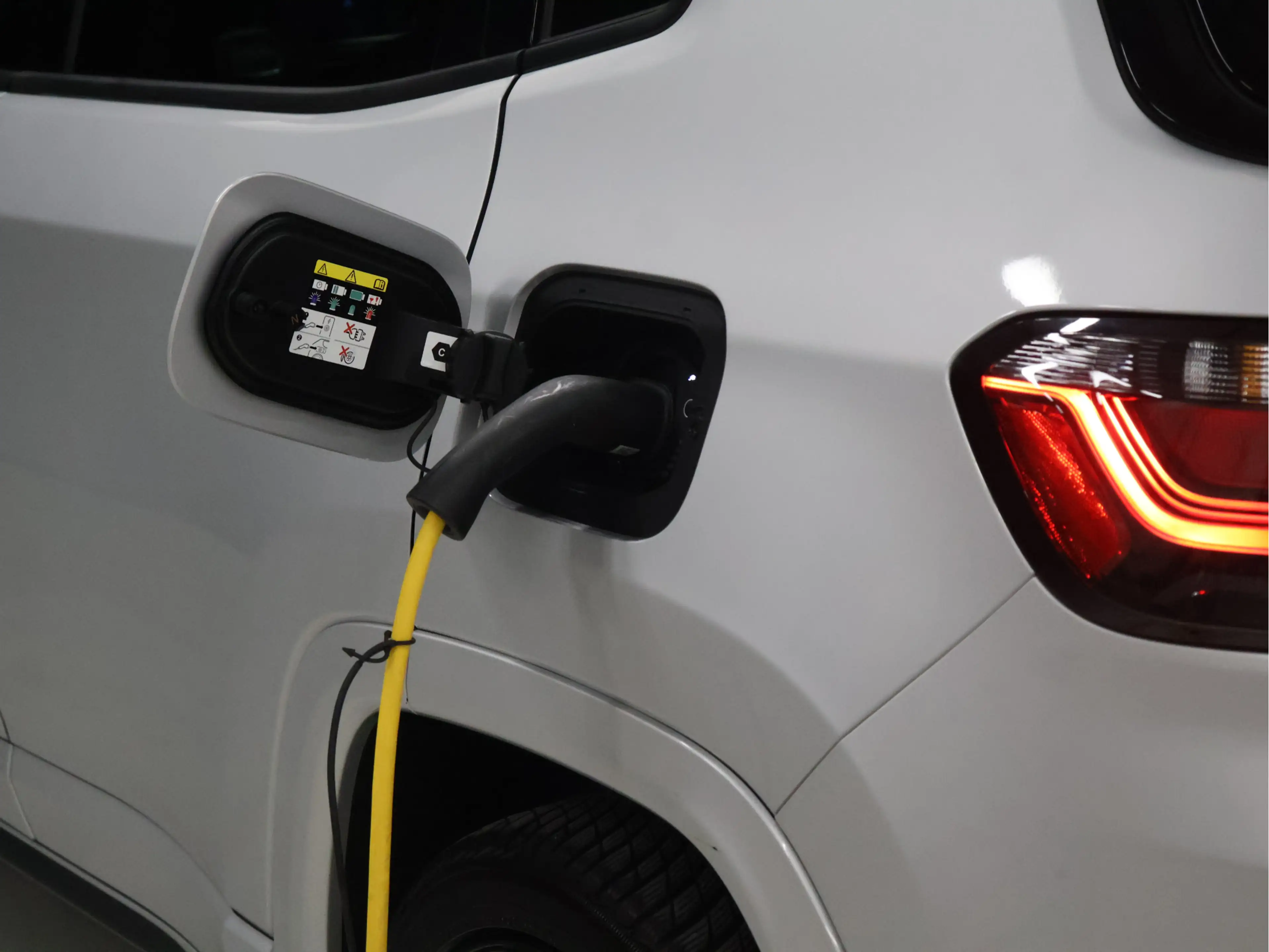 Jeep Compass 4xe 240 Plug-in Hybrid Electric S 4WD [APPLE CARPL — photo 25