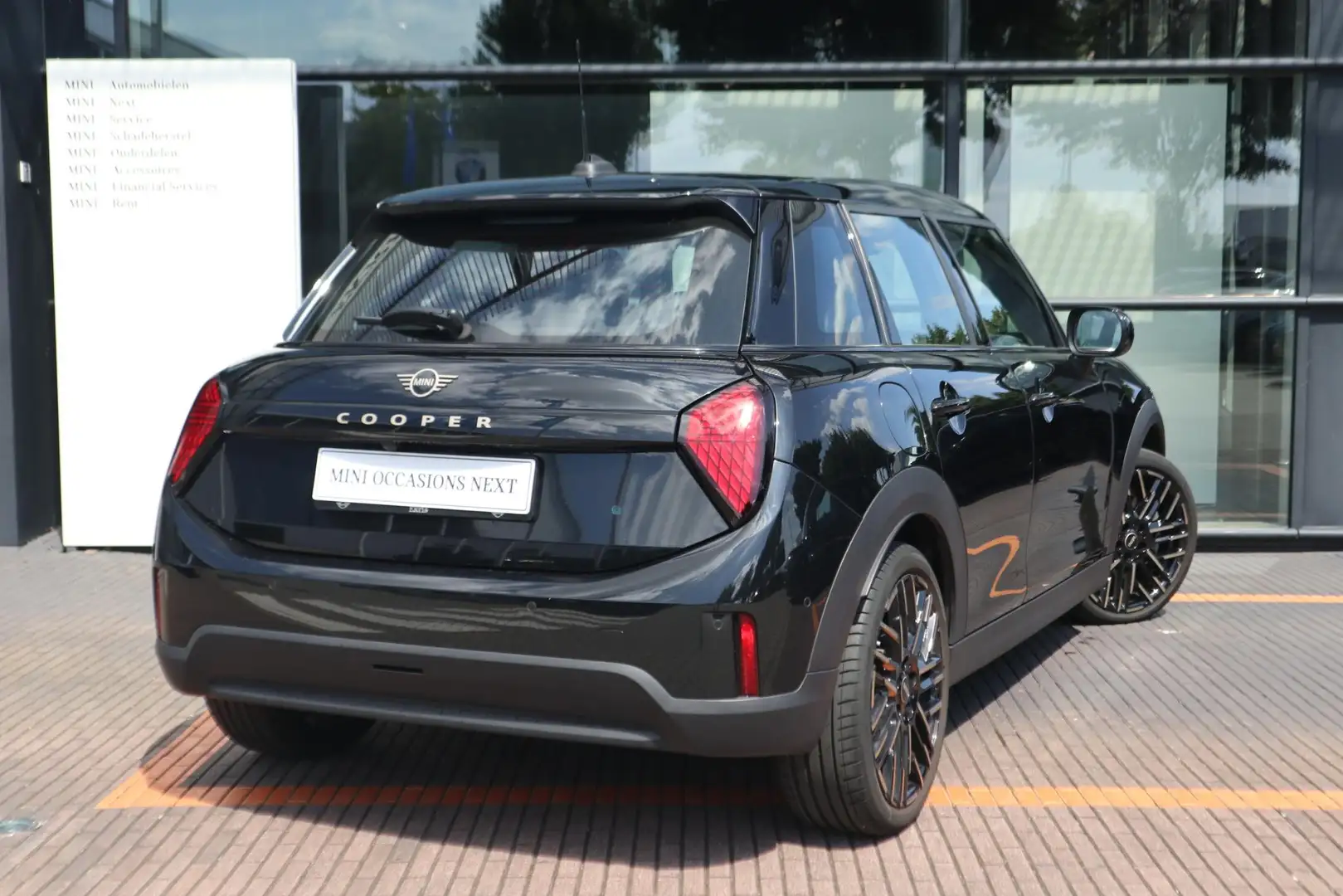 MINI Cooper C 5-deurs / Favoured Trim + Pakket S Zwart - 2