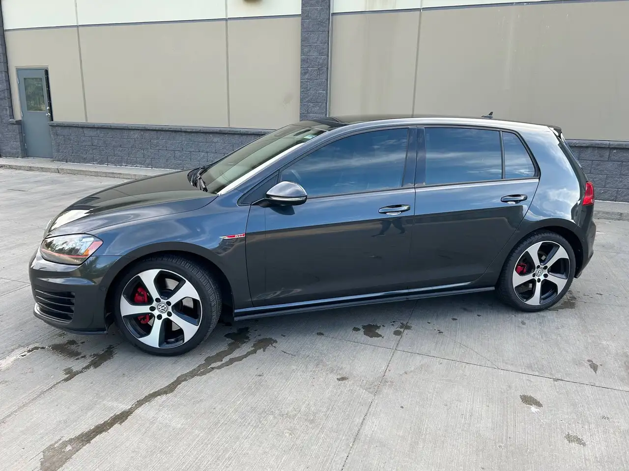 Volkswagen Golf GTI снимка Volkswagen Golf GTI