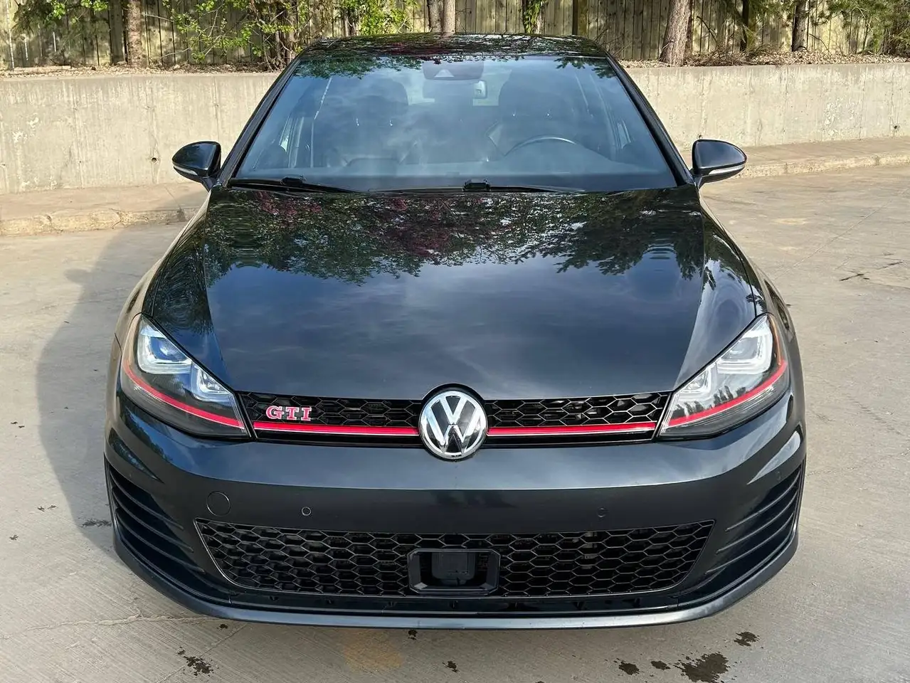 Volkswagen Golf GTI снимка Volkswagen Golf GTI
