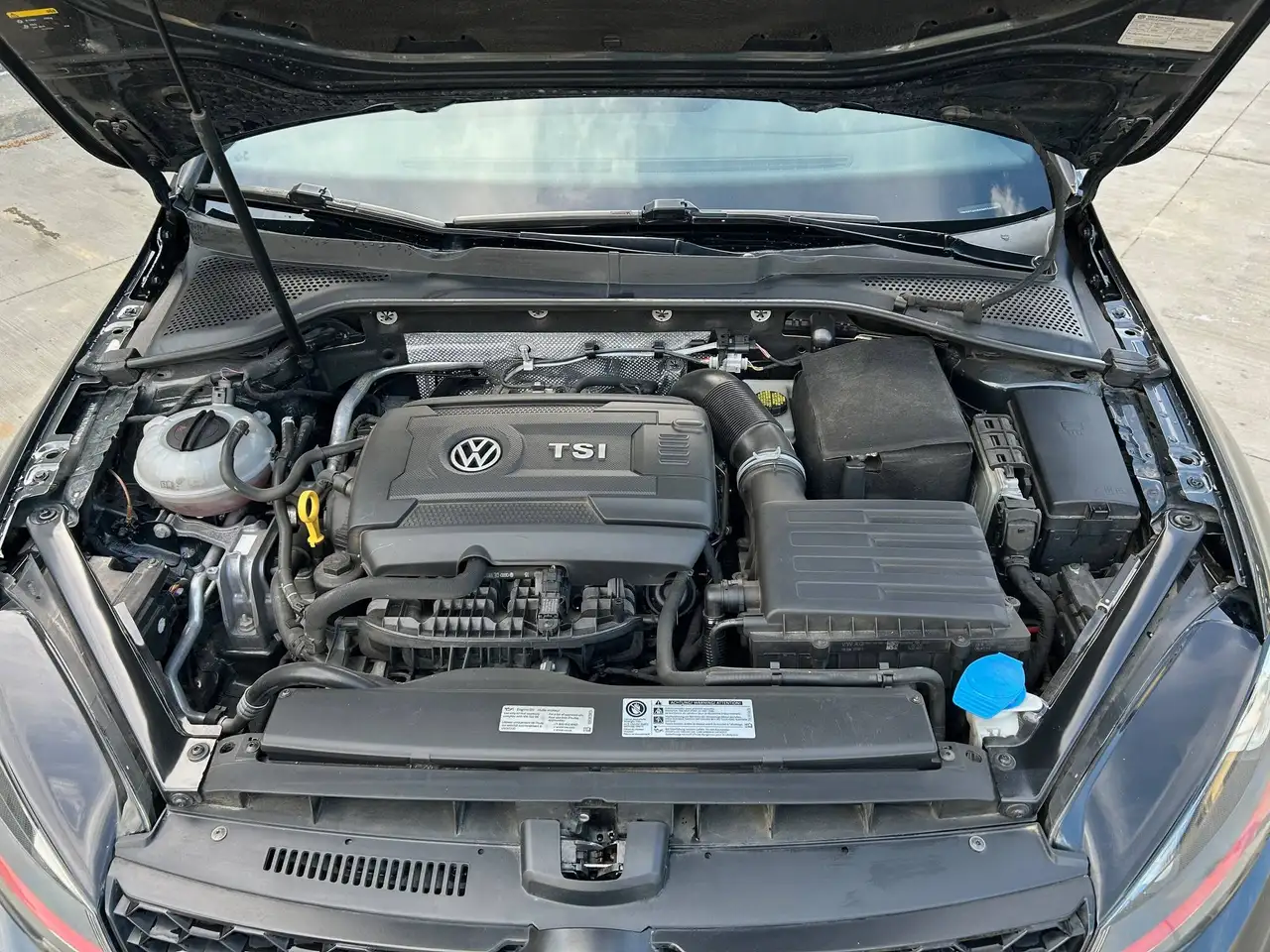Volkswagen Golf GTI снимка Volkswagen Golf GTI