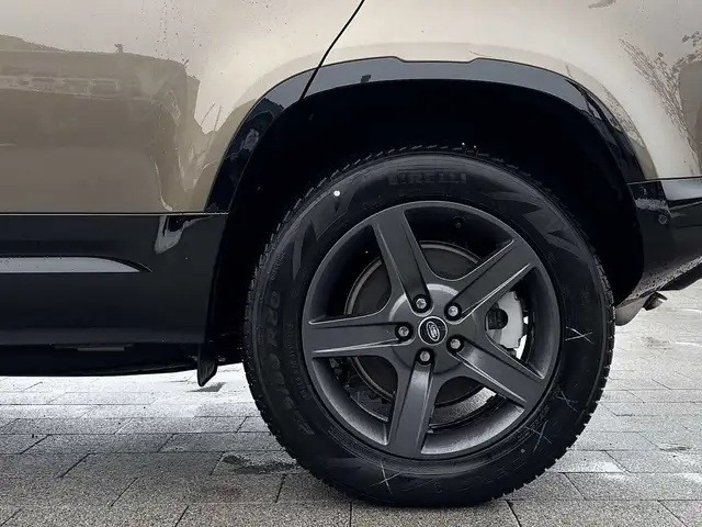 Land Rover Defender view 9