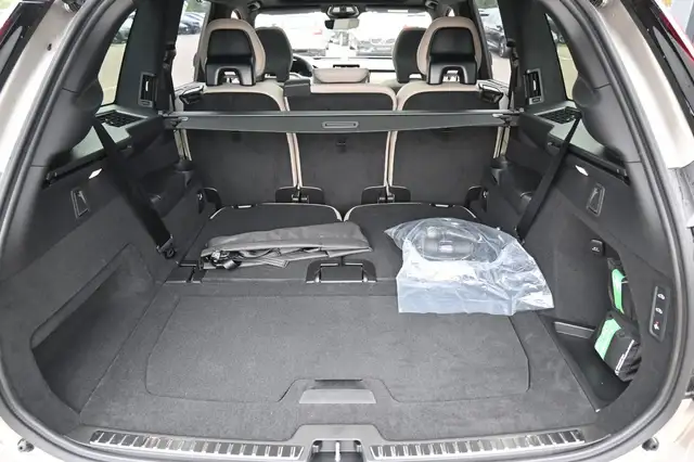 Volvo XC90 view 5
