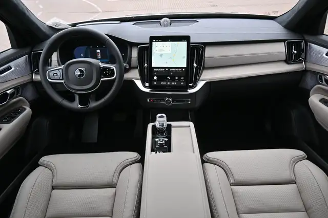 Volvo XC90 view 9