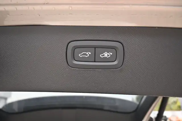 Volvo XC90 view 8