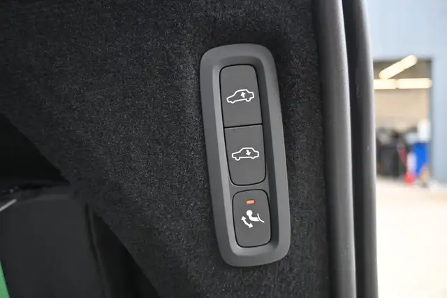 Volvo XC90 view 6