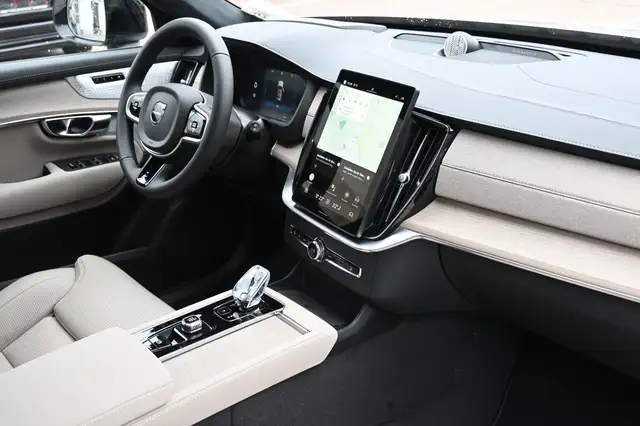 Volvo XC90 view 2