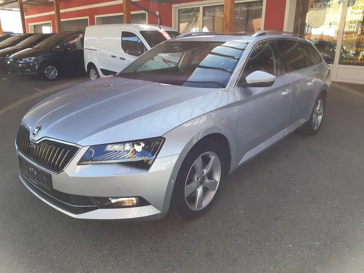 Skoda Superb Kombi 2,0 TDI Style DSG *AHV*Leder*Panoramadach* Argent - 1