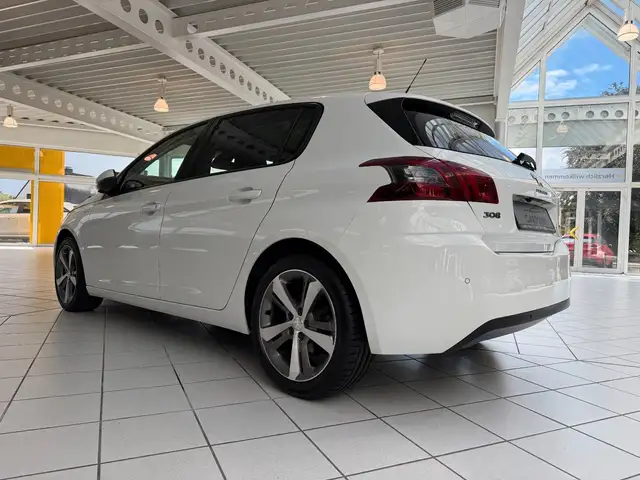Peugeot 308 view 3