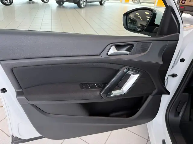 Peugeot 308 view 11