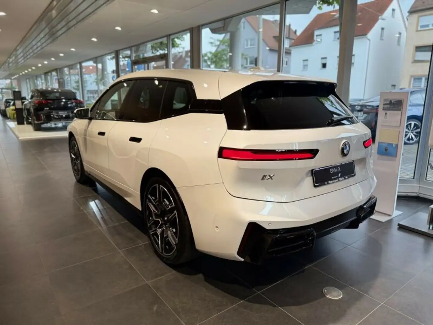 BMW iX xDrive45 Modell M-SPORT !! HERBSTKNALLER !! Weiß - 2