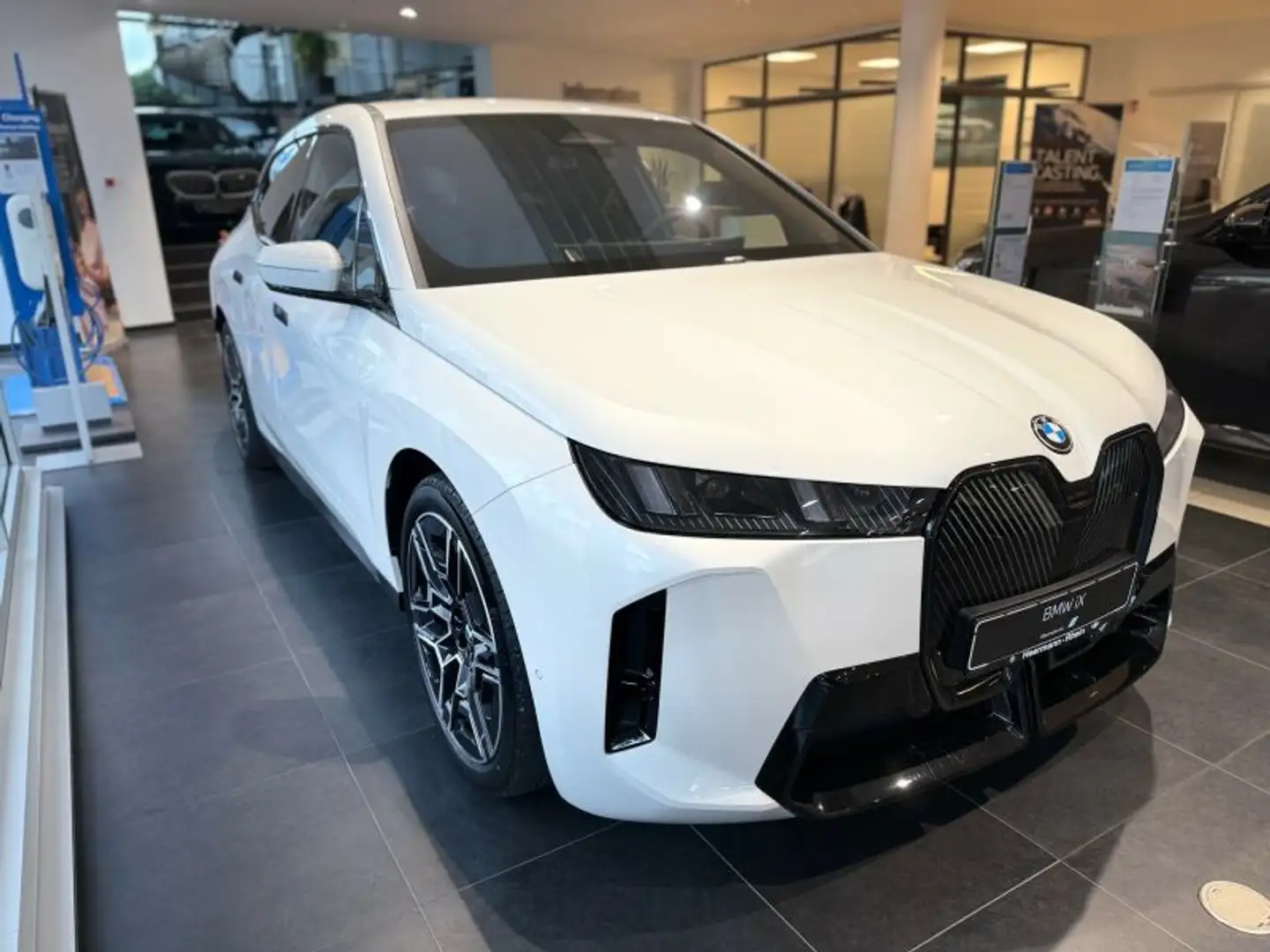 BMW iX xDrive45 Modell M-SPORT !! HERBSTKNALLER !! Weiß - 1