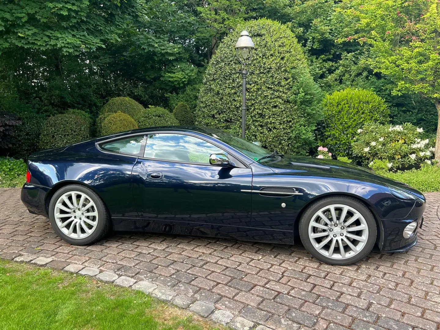 Aston Martin Vanquish V12 Blau - 2