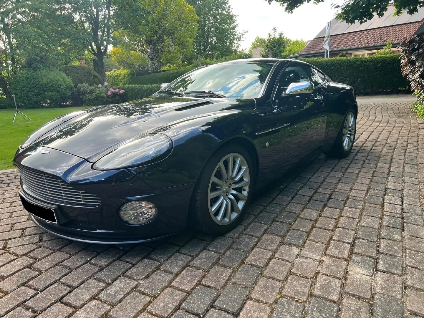 Aston Martin Vanquish V12 Blau - 1