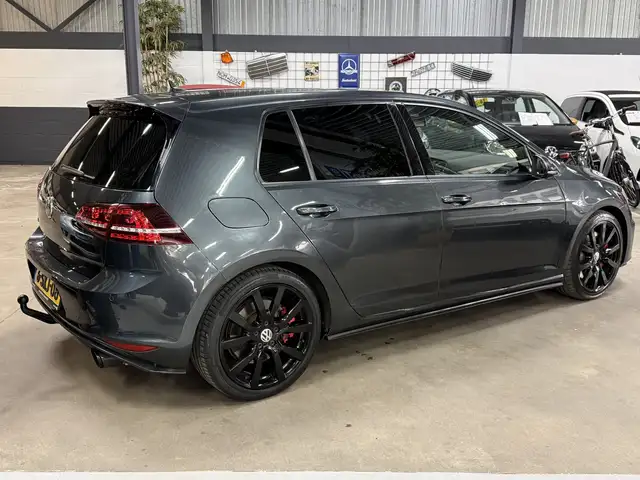 Volkswagen Golf view 3