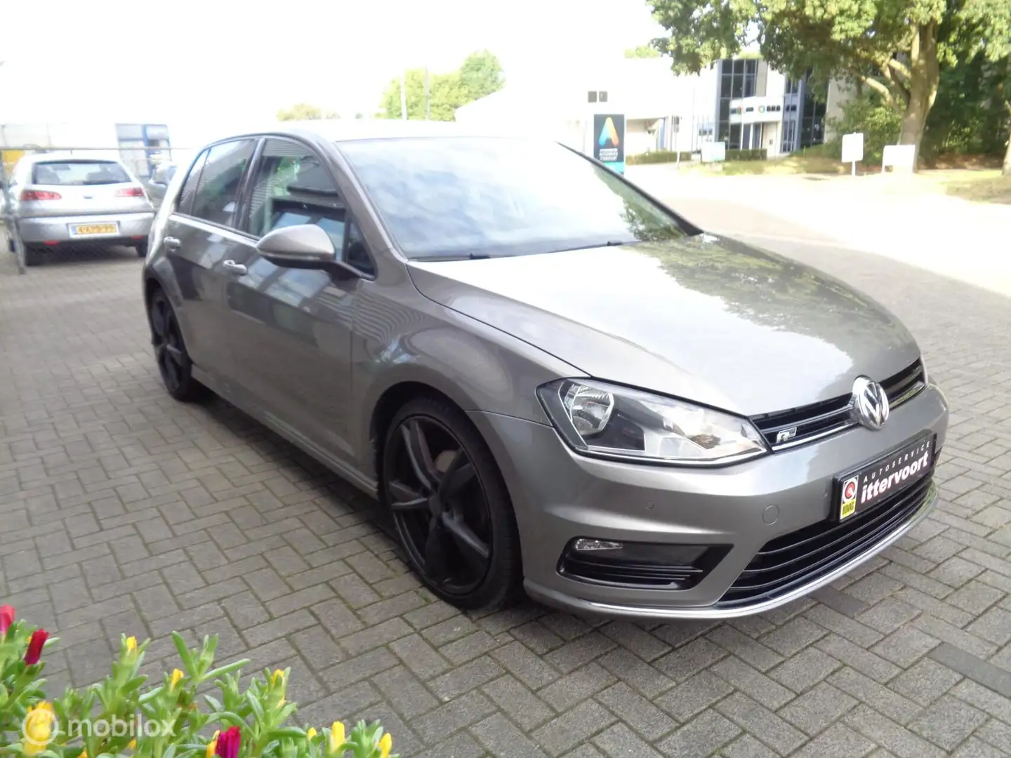 Volkswagen Golf 1.6 TDI Business Edition R Connected Grijs - 2