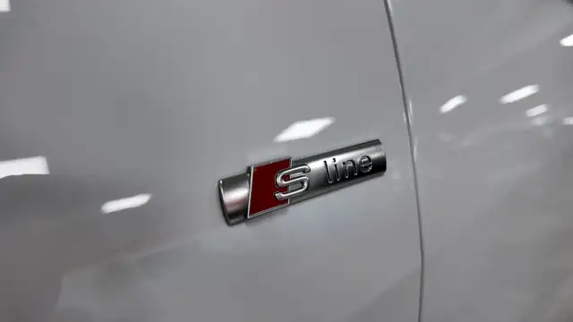 Audi Q8 view 13