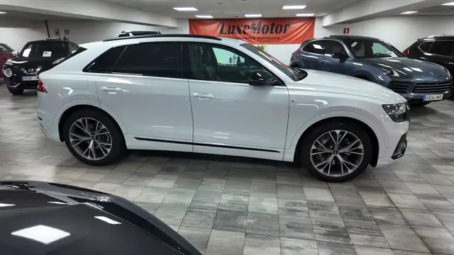 Audi Q8 view 7