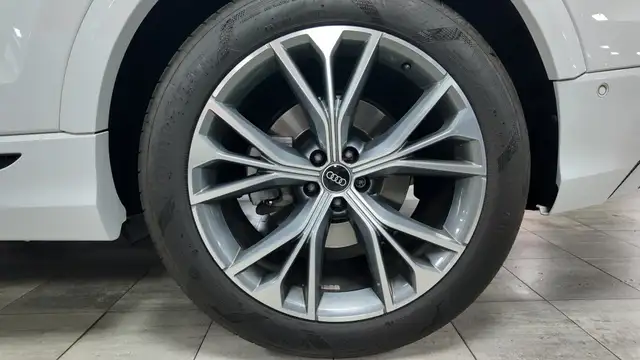 Audi Q8 view 15