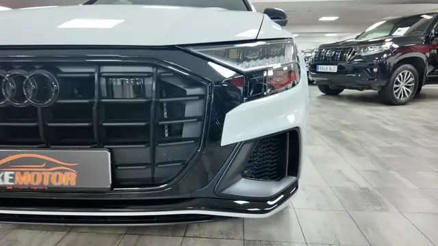 Audi Q8 view 10