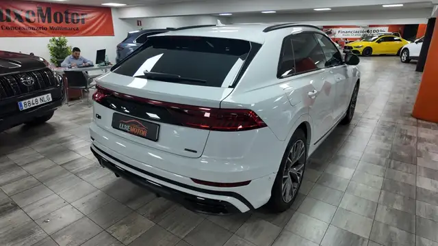 Audi Q8 view 6