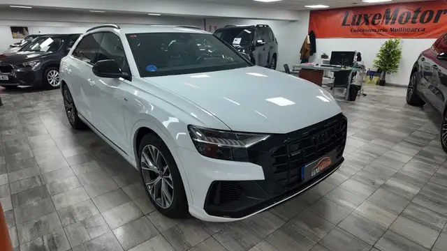 Audi Q8 view 8