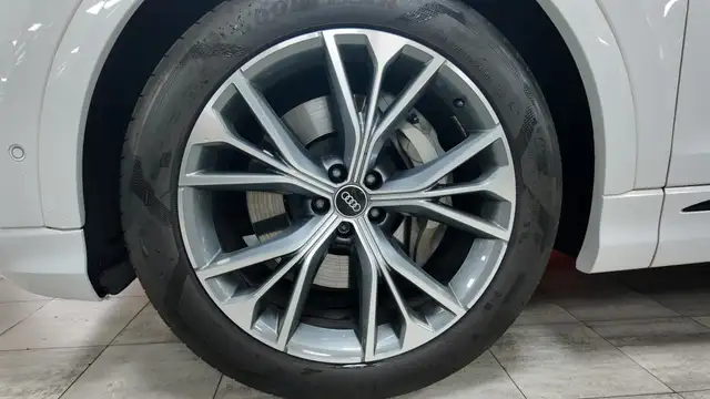 Audi Q8 view 12