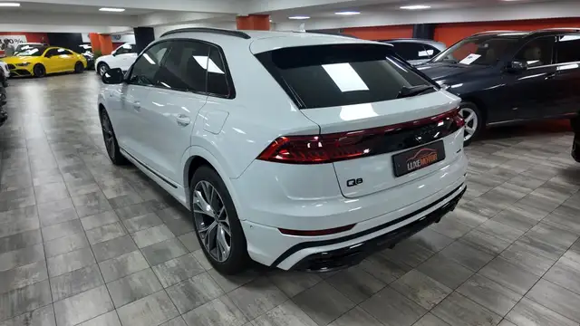 Audi Q8 view 4