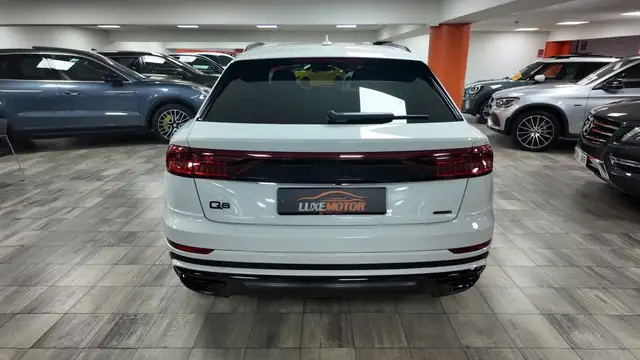 Audi Q8 view 5