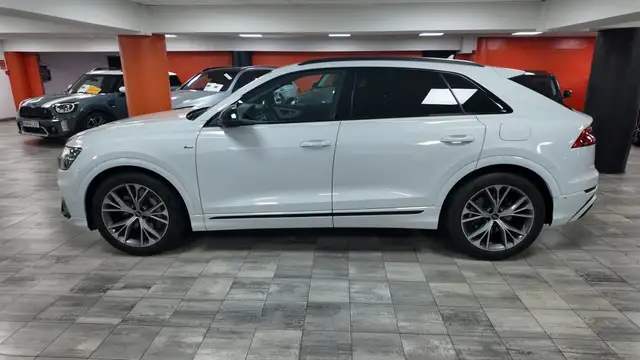 Audi Q8 view 3