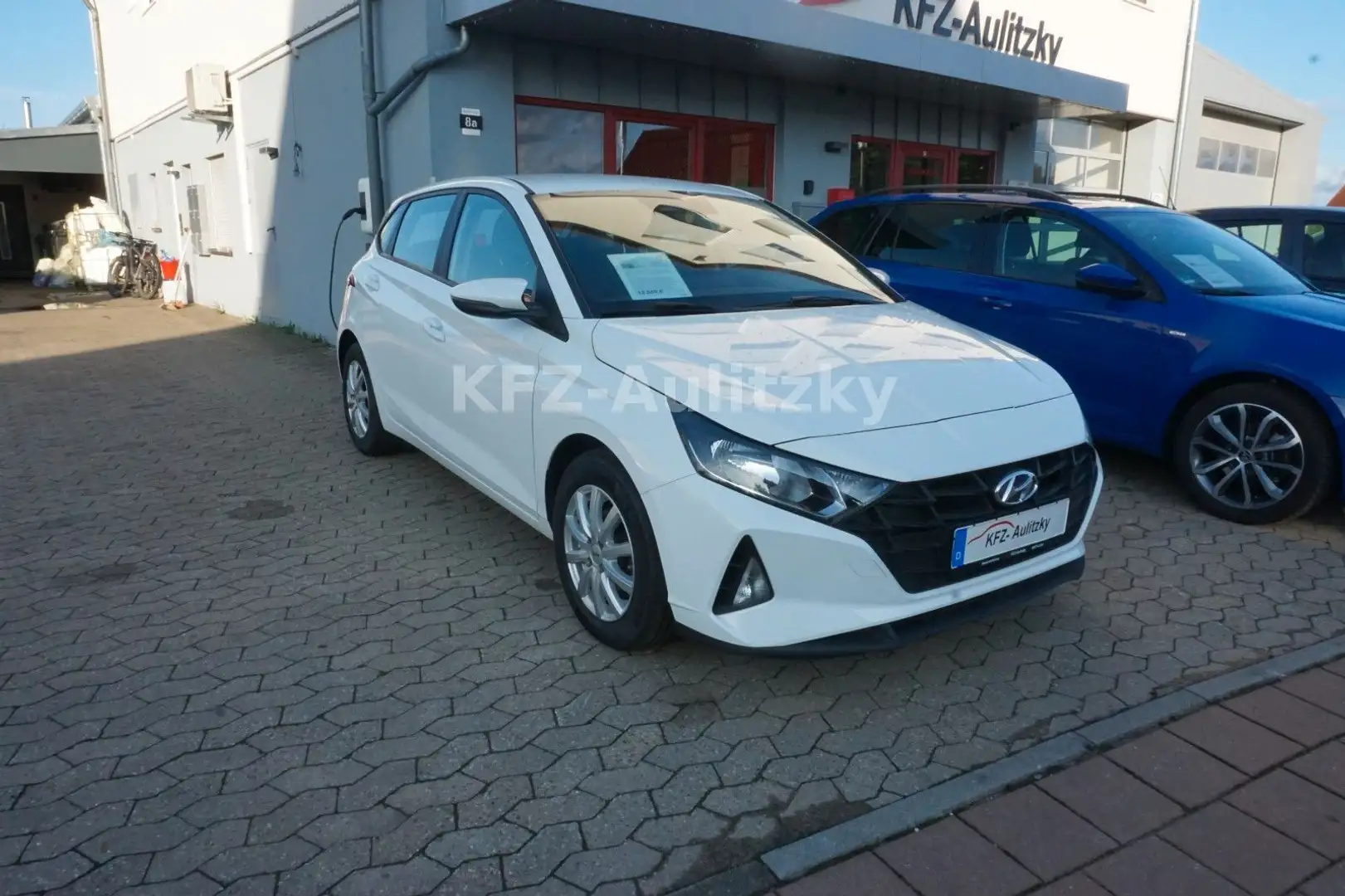 Hyundai i20 Select 1,2 Ltr. - 62 kW 16V KAT, Weiß - 1