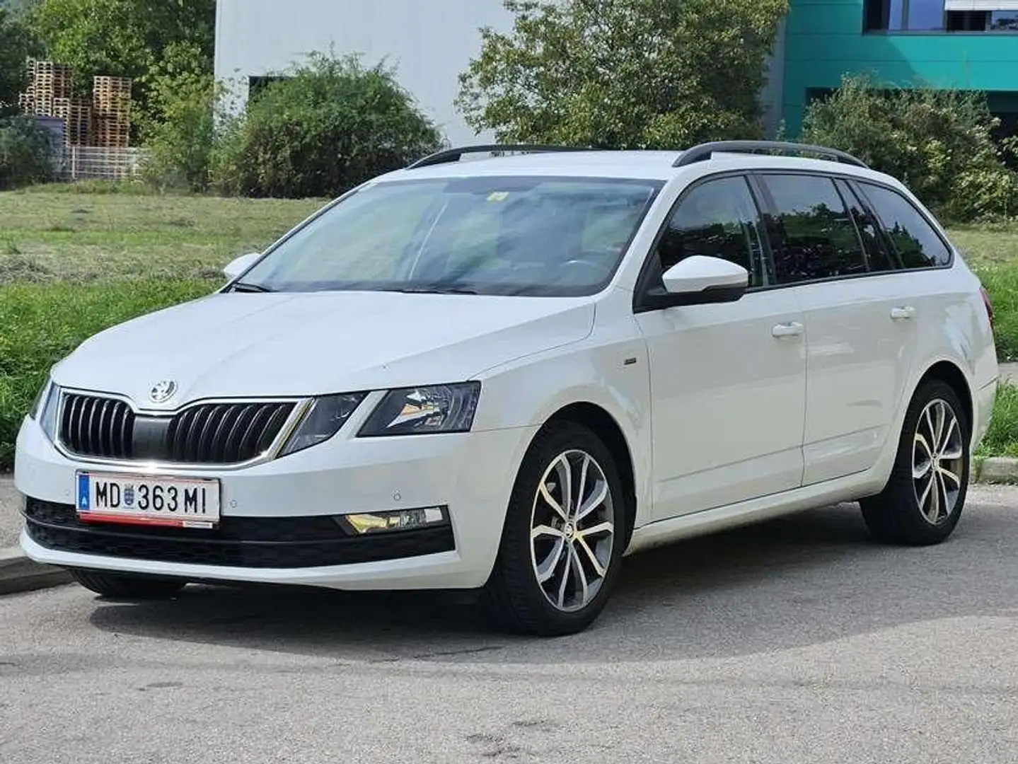 Skoda Octavia Octavia Combi 1,6 TDI Drive Weiß - 1