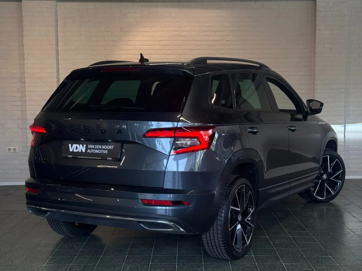 Skoda Karoq 1.5 TSI ACT Sportline Business DSG Virtual ACC Nav Gris - 2