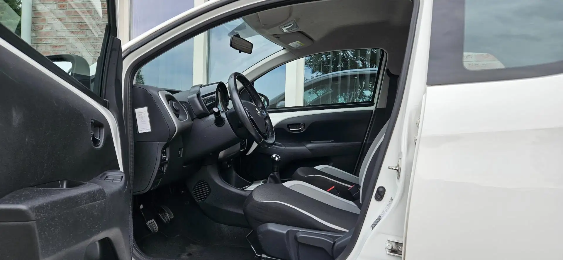 Toyota Aygo 1.0 VVT-i x-play 5-Deurs! NAP! Airco! Camera! Leuk Wit - 2