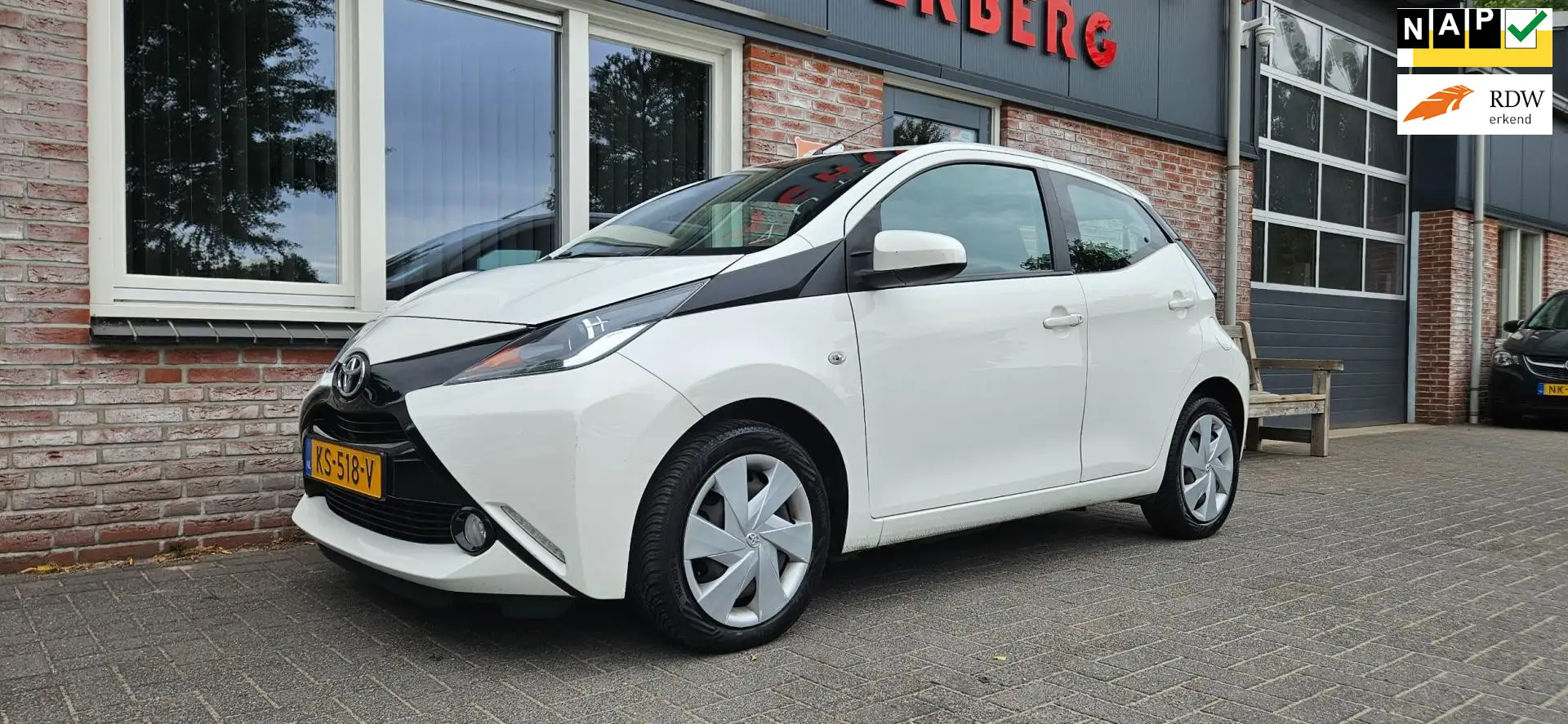 Toyota Aygo 1.0 VVT-i x-play 5-Deurs! NAP! Airco! Camera! Leuk Wit - 1