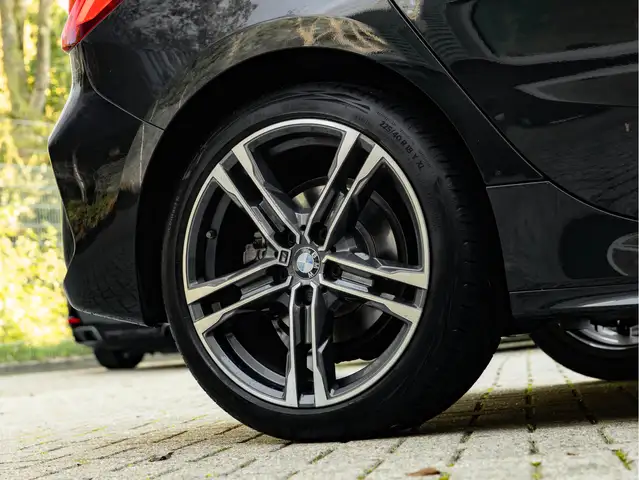 BMW 1 Series view 13