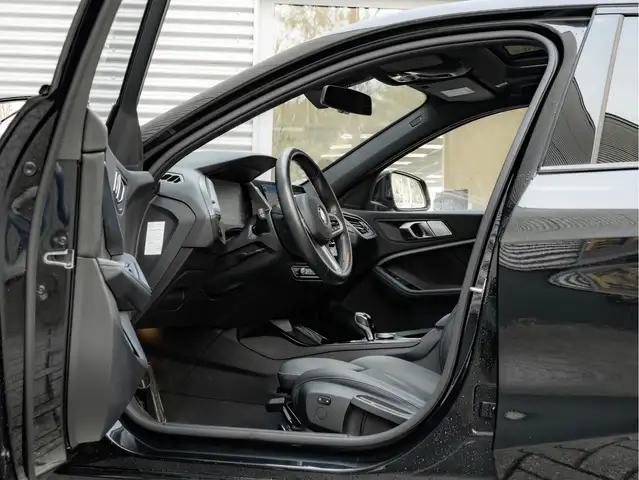 BMW 1 Series view 15