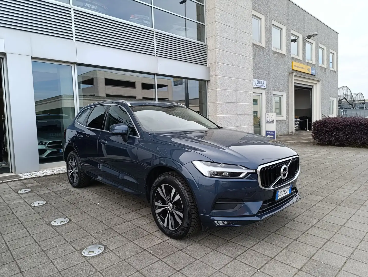 Volvo XC60 B4 (d) AWD Geartronic Momentum Pro FariLED BLIS Blu/Azzurro - 2