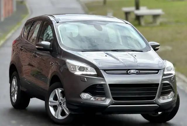 Ford Kuga Titanium 4x4 Navi Bi-Xenon SHZ PDC Automat T-Leder