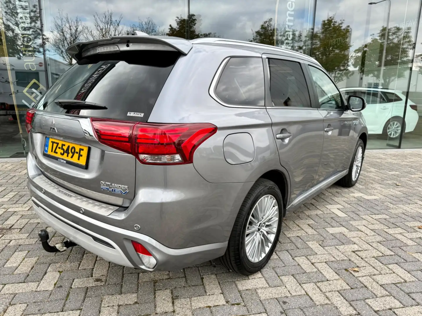 Mitsubishi Outlander 2.4 PHEV Intense+ 4WD, NAP, CarPlay, Trekhaak, Sun Gris - 2