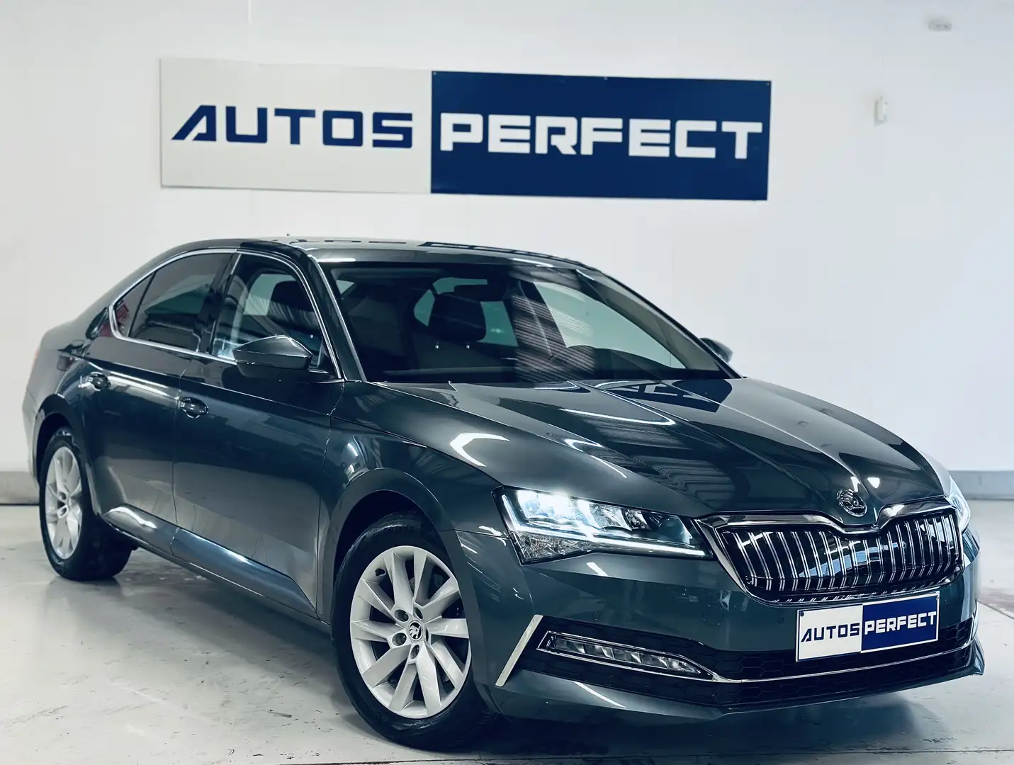 Skoda Superb 1.4 TSI BOITE AUTO *51.263KM* NAVI CARPLAY CAMERA Grijs - 2