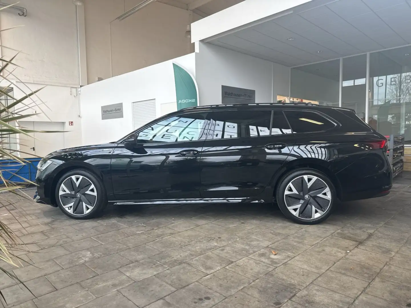 Skoda Superb 2.0 TDI Sportline 4x4 *AHK Klima Navi Schwarz - 2