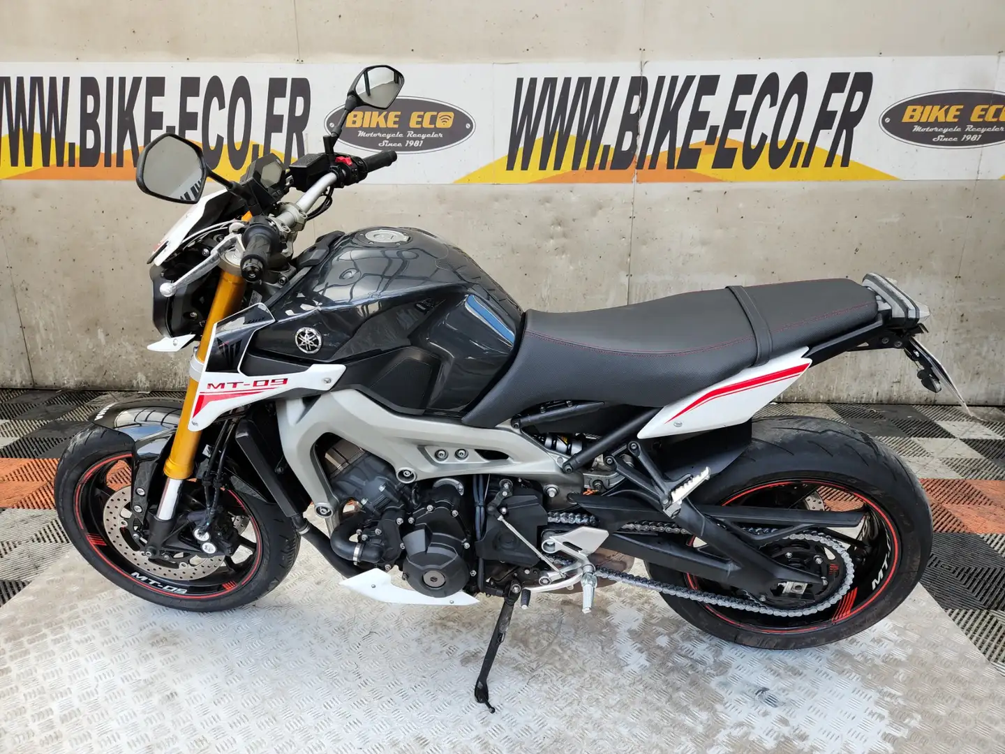 Yamaha MT-09 Bílá - 2