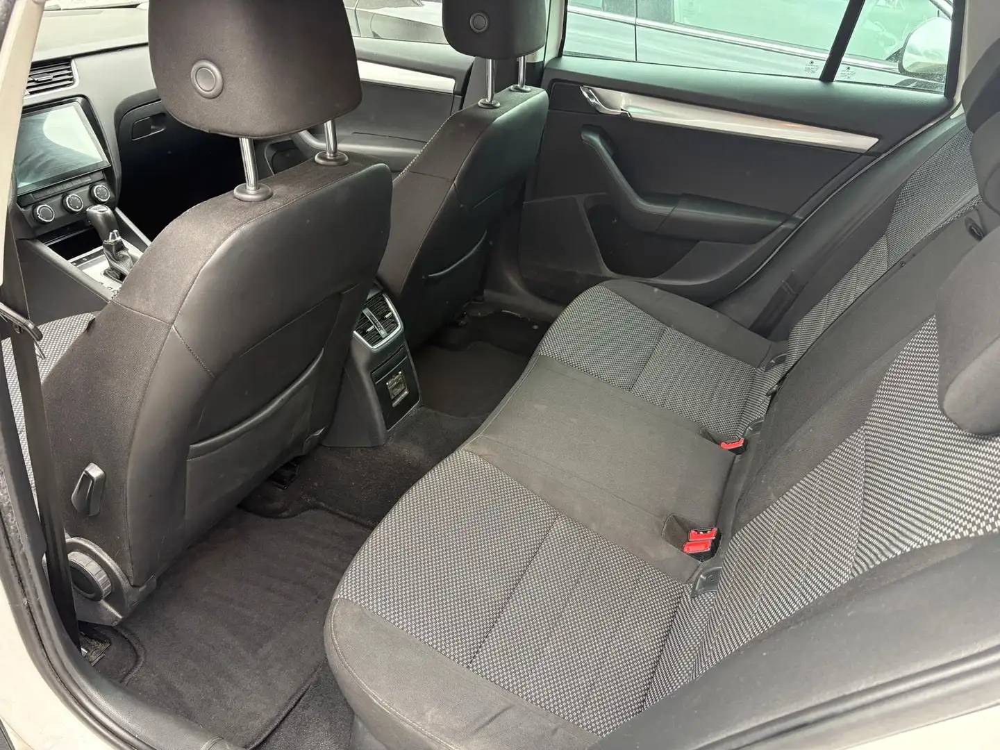 Skoda Octavia Octavia Combi 1,6 Ambition TDI  DSG Ambition Weiß - 2