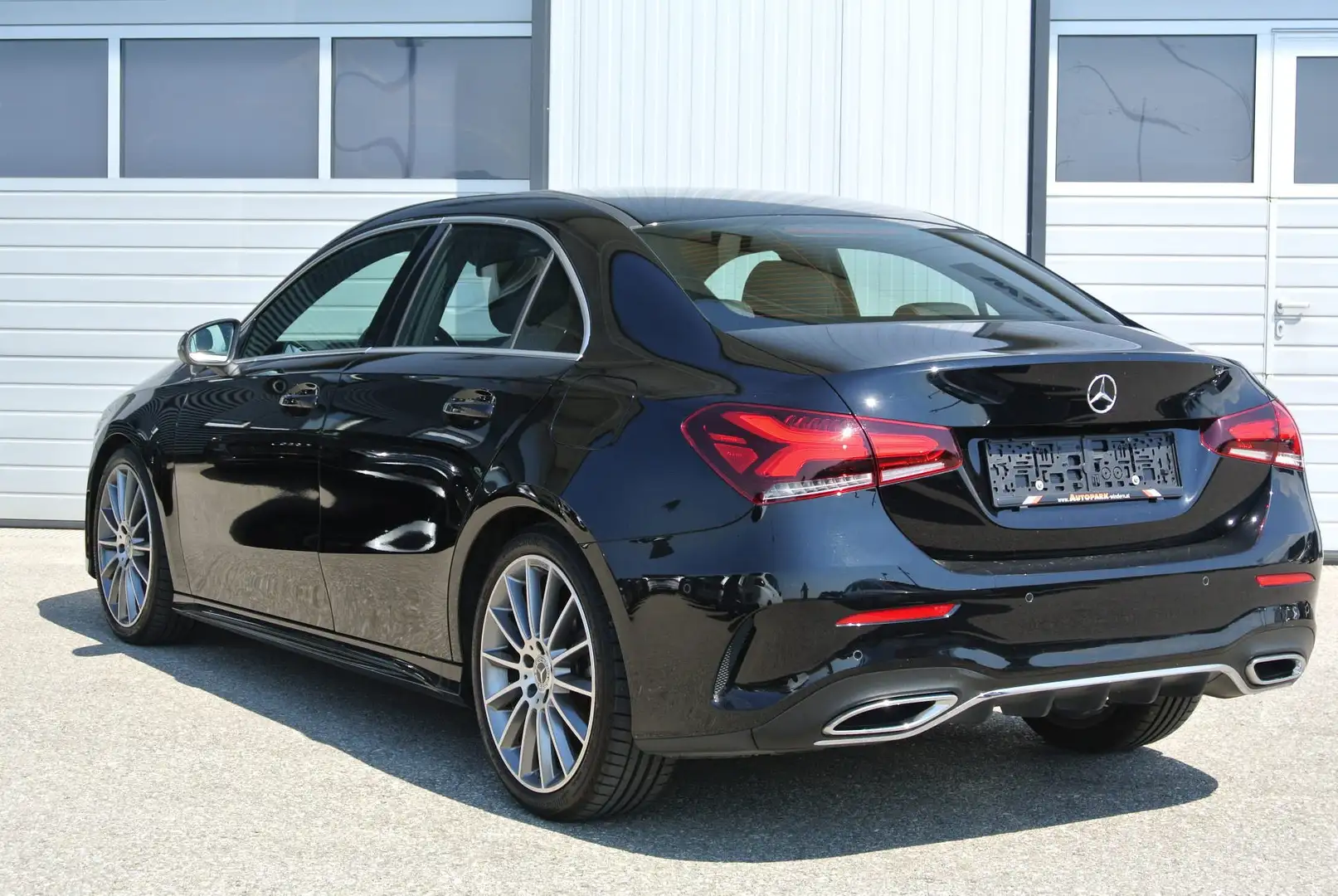 Mercedes-Benz A 180 Limousine Aut. ** AMG-Line **LEDER* LED * virt. CP Schwarz - 2