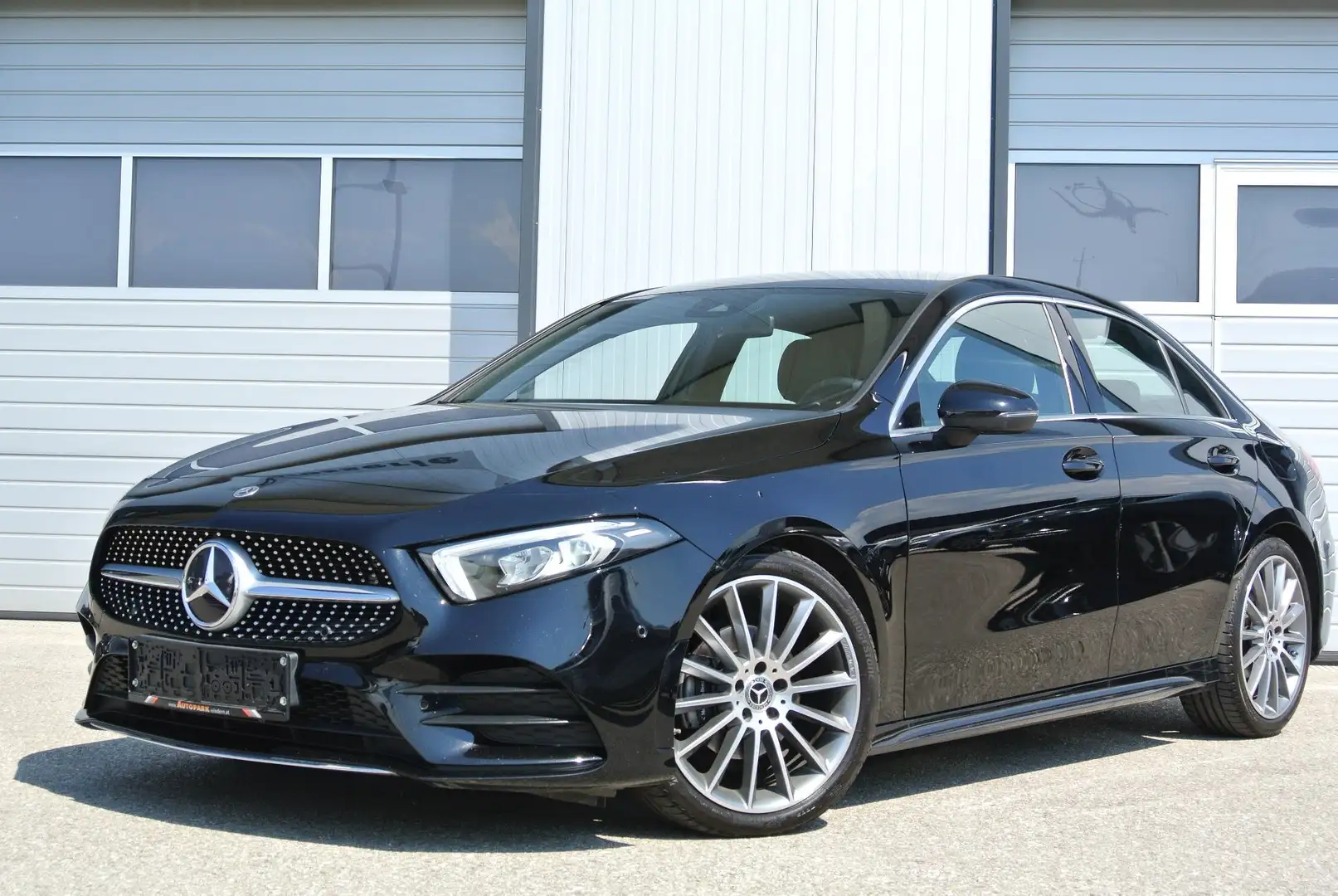 Mercedes-Benz A 180 Limousine Aut. ** AMG-Line **LEDER* LED * virt. CP Schwarz - 1