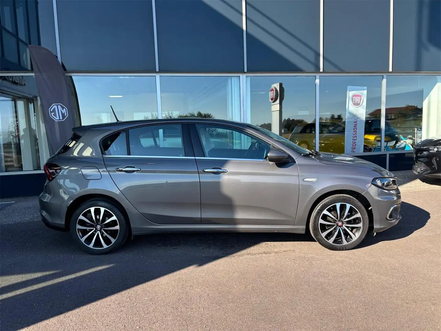 Fiat Tipo 1,4 T-Jet 120 Lounge Grau - 2